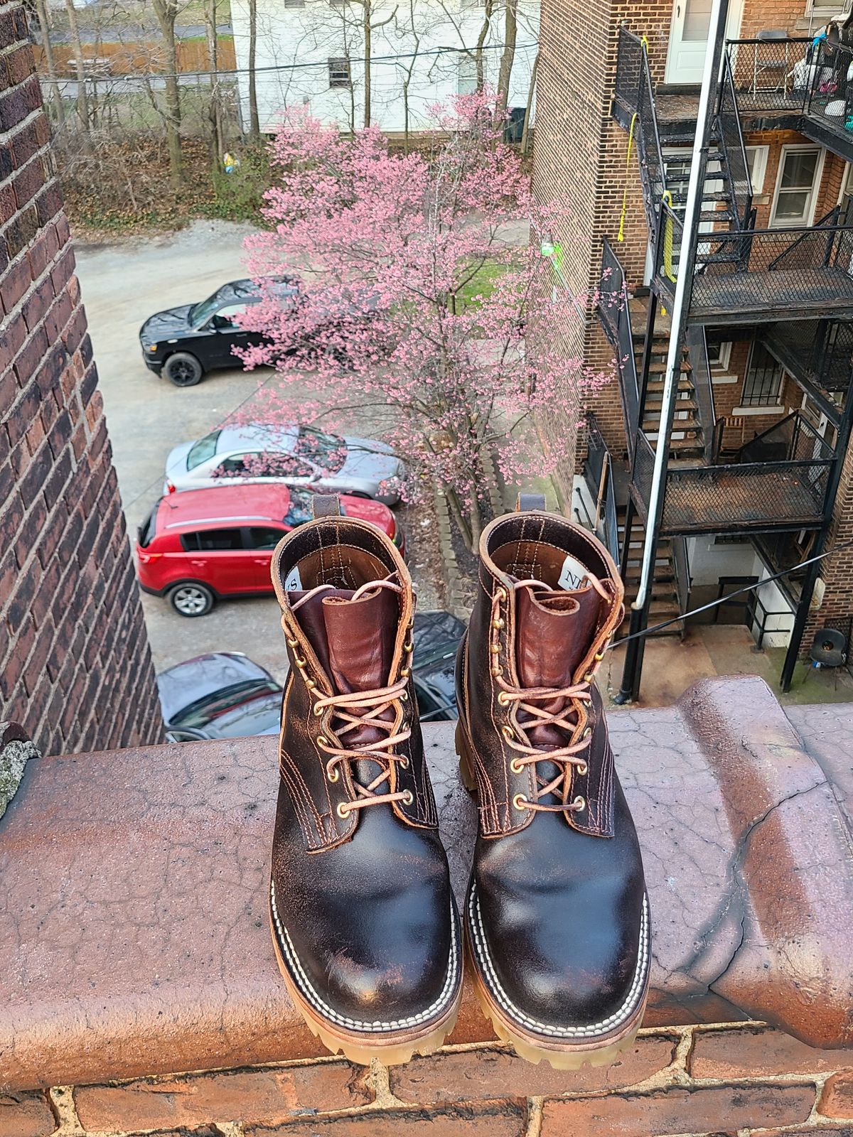 Photo by cloud668 on April 4, 2023 of the Nicks Urban Logger in Horween Brown Waxed Flesh.