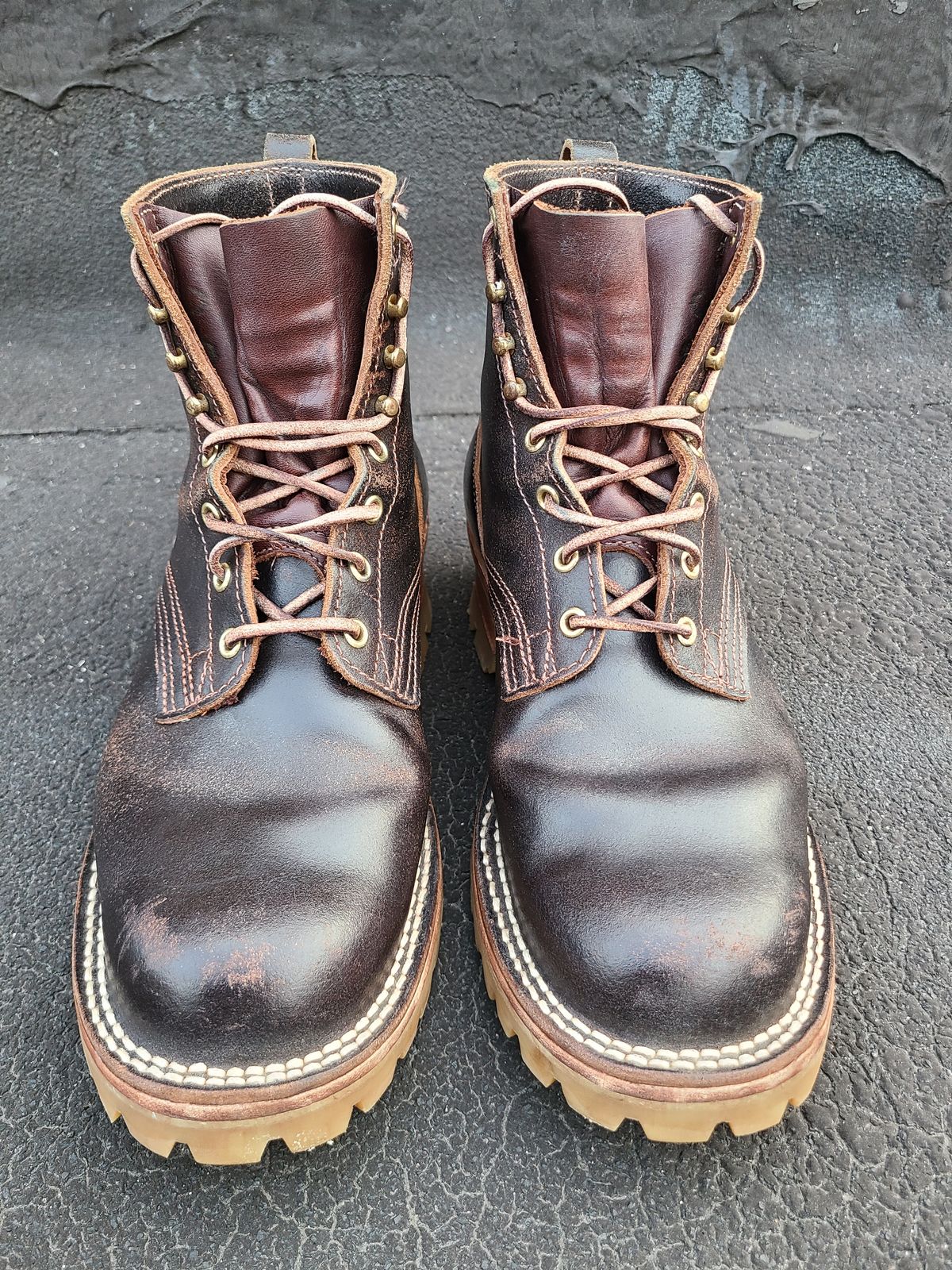 Photo by cloud668 on April 4, 2023 of the Nicks Urban Logger in Horween Brown Waxed Flesh.