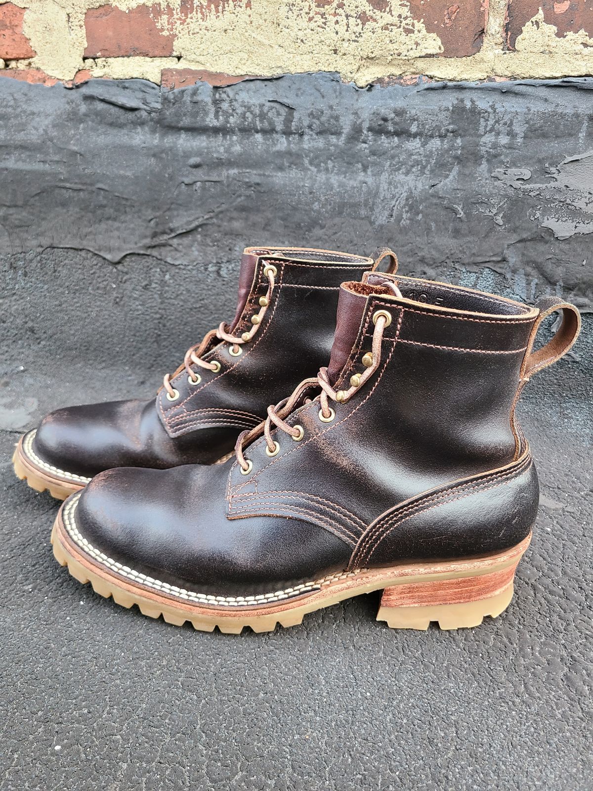 Photo by cloud668 on April 4, 2023 of the Nicks Urban Logger in Horween Brown Waxed Flesh.