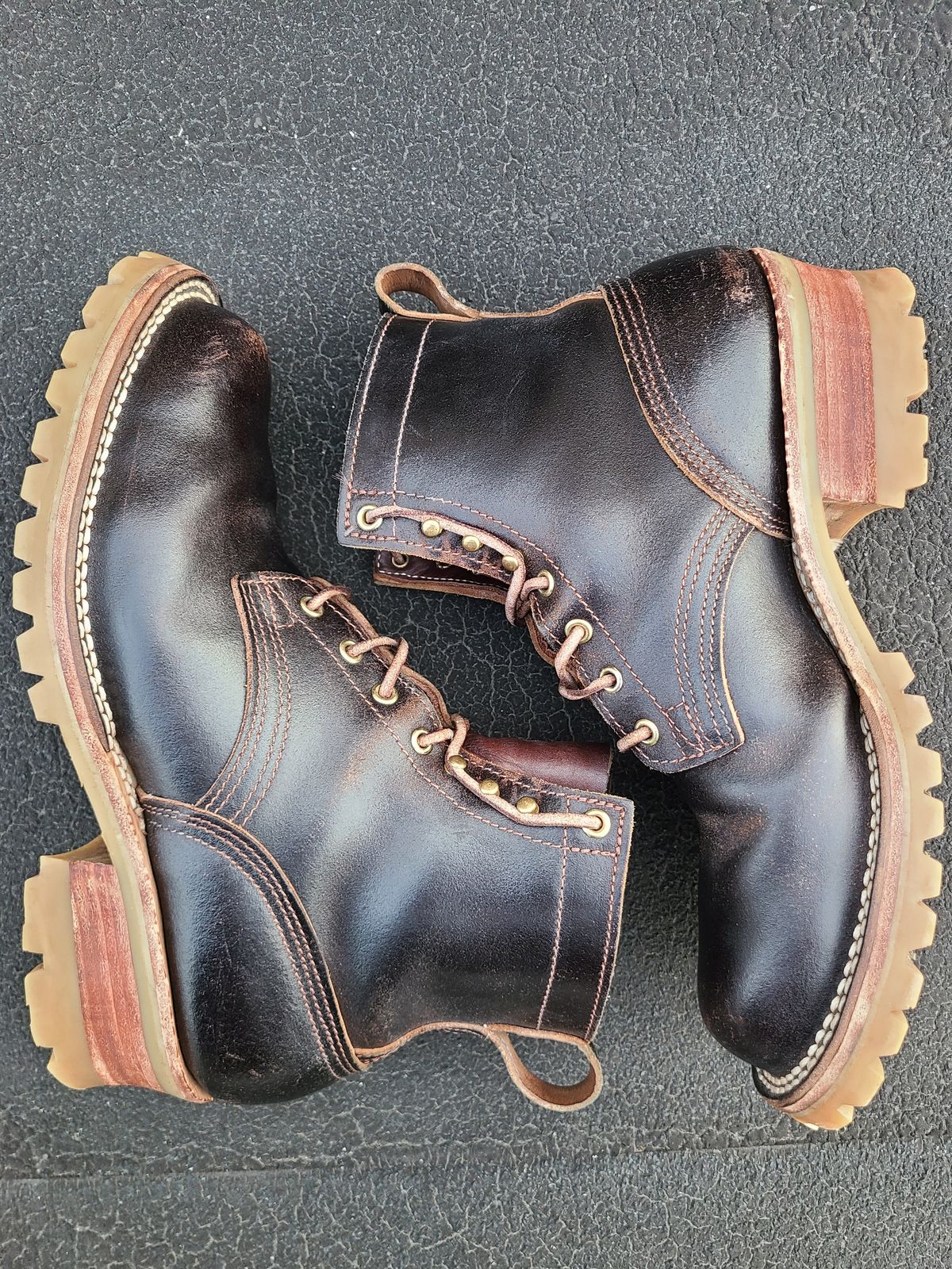 Photo by cloud668 on April 4, 2023 of the Nicks Urban Logger in Horween Brown Waxed Flesh.