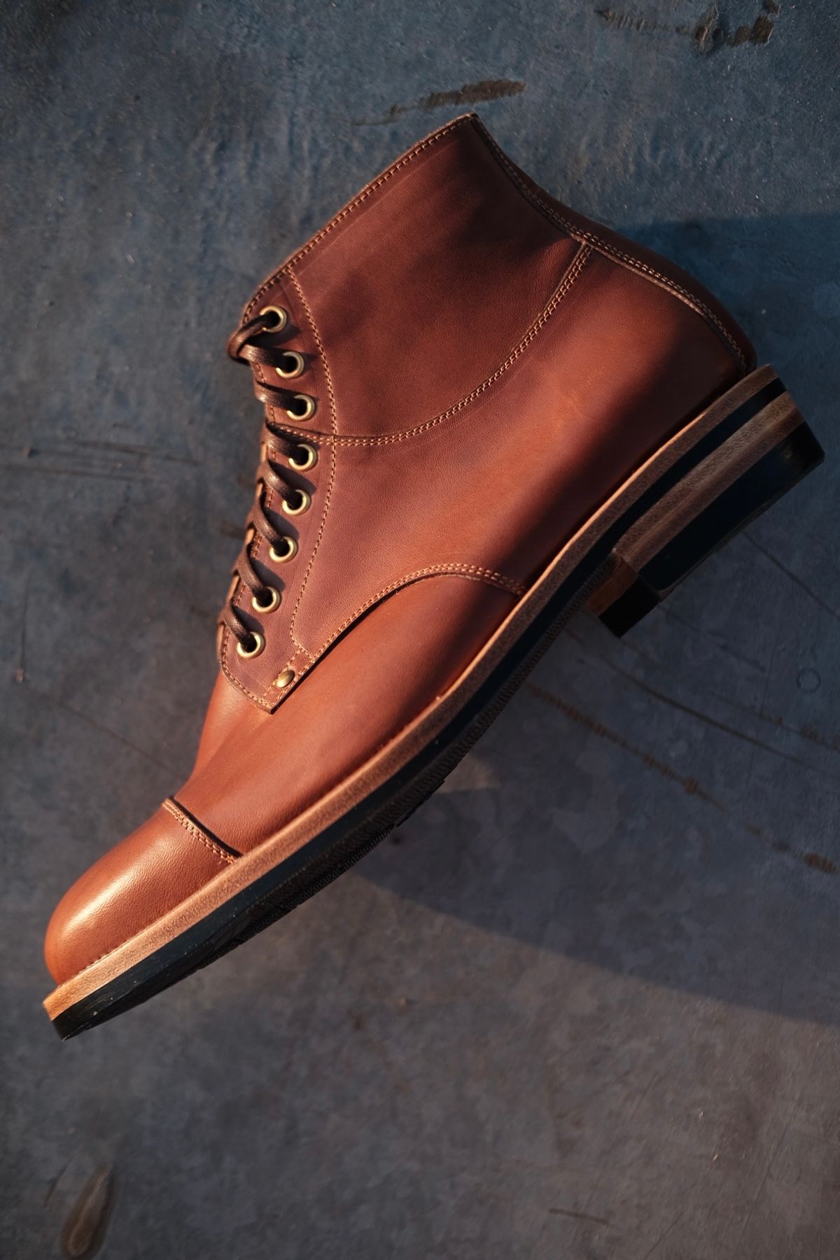 Photo by tichoblanco on November 5, 2024 of the Østmo X Iron Boots Type 1 Service Boot in Maryam Vachetta Marrone Horsehide.
