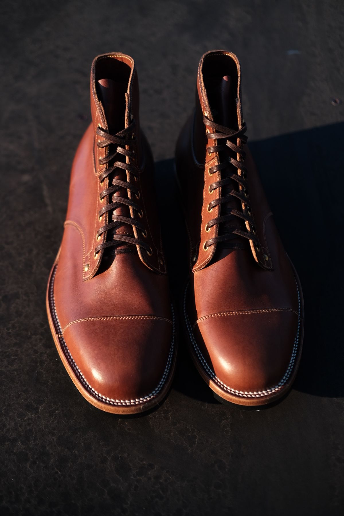 Photo by tichoblanco on November 5, 2024 of the Østmo X Iron Boots Type 1 Service Boot in Maryam Vachetta Marrone Horsehide.