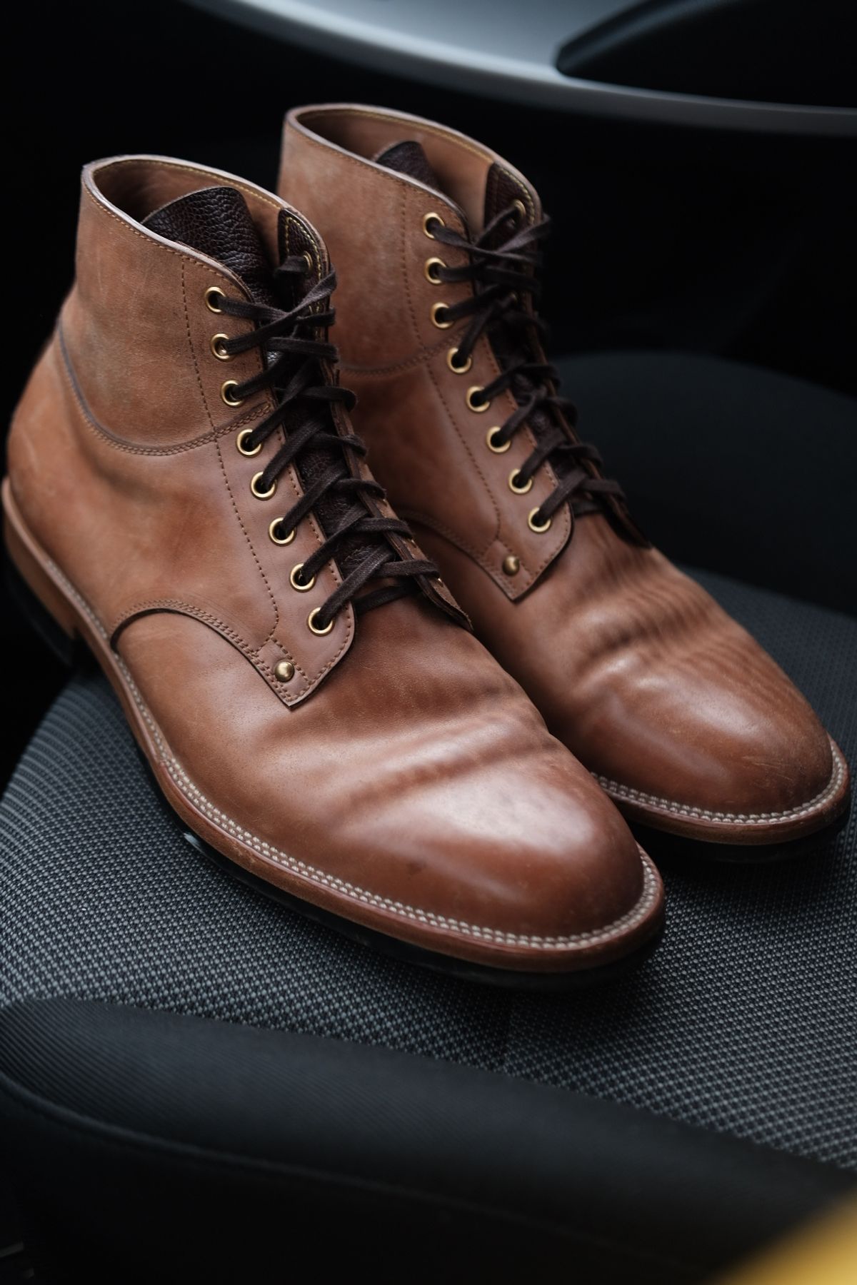 Photo by tichoblanco on January 4, 2024 of the Iron Boots x Østmo Type 1 in Maryam Natural Reverse Horsebutt.