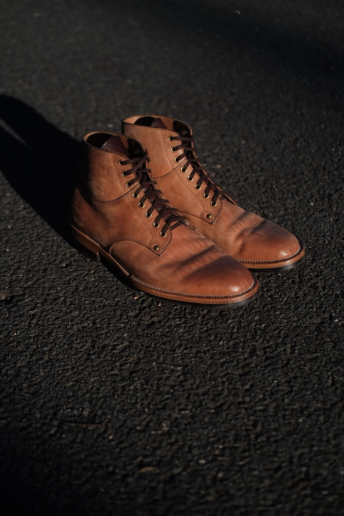 Photo by tichoblanco on February 5, 2024 of the Iron Boots x Østmo Type 1 in Maryam Natural Reverse Horsebutt.