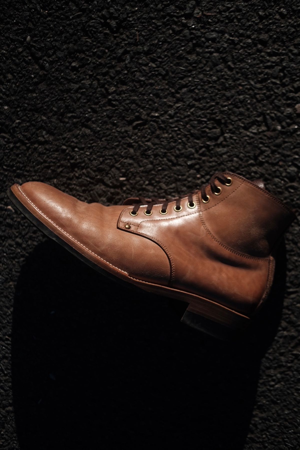 Photo by tichoblanco on February 5, 2024 of the Iron Boots x Østmo Type 1 in Maryam Natural Reverse Horsebutt.