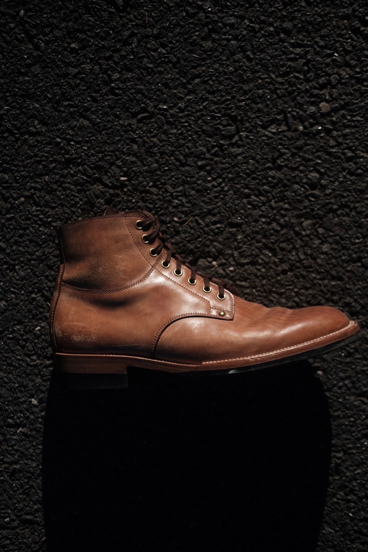 Photo by tichoblanco on February 5, 2024 of the Iron Boots x Østmo Type 1 in Maryam Natural Reverse Horsebutt.
