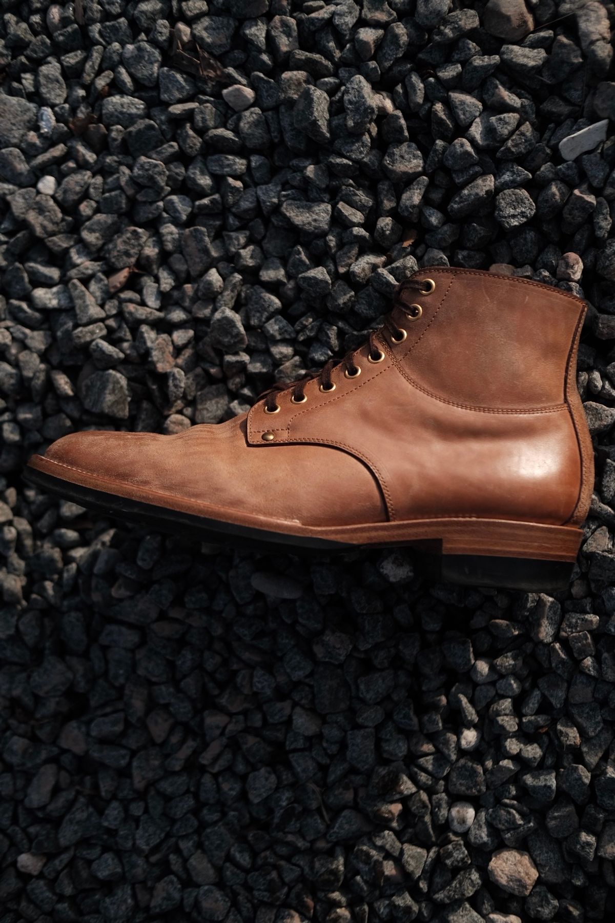 Photo by tichoblanco on March 4, 2024 of the Iron Boots x Østmo Type 1 in Maryam Natural Reverse Horsebutt.