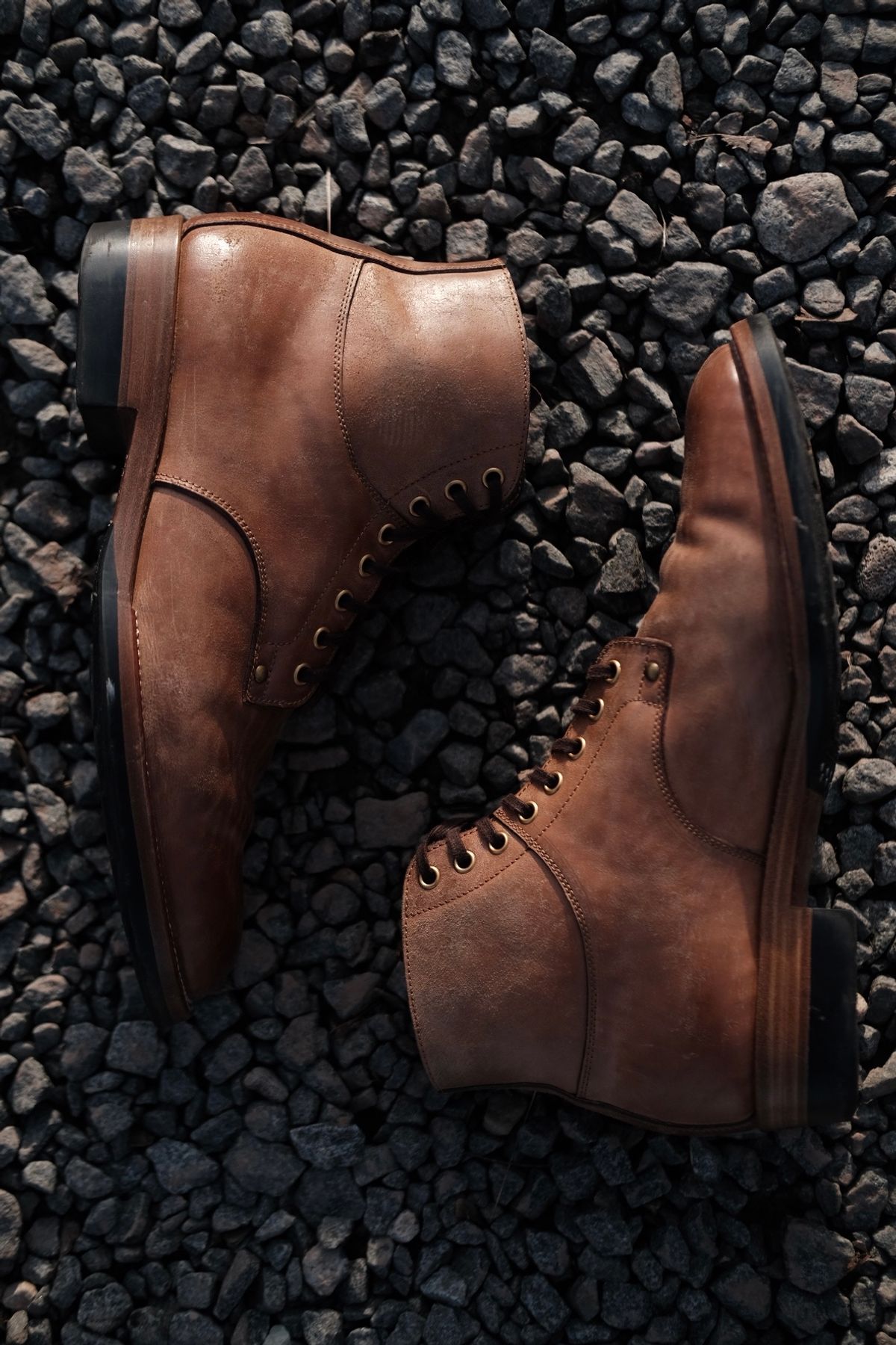 Photo by tichoblanco on March 4, 2024 of the Iron Boots x Østmo Type 1 in Maryam Natural Reverse Horsebutt.