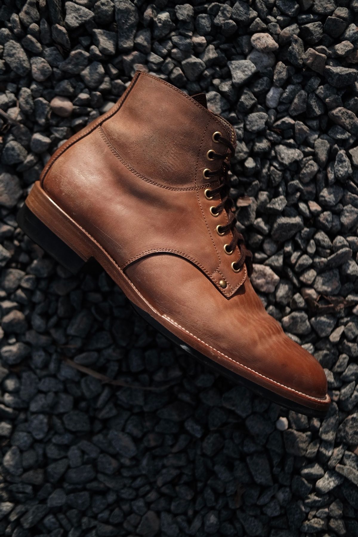Photo by tichoblanco on March 4, 2024 of the Iron Boots x Østmo Type 1 in Maryam Natural Reverse Horsebutt.
