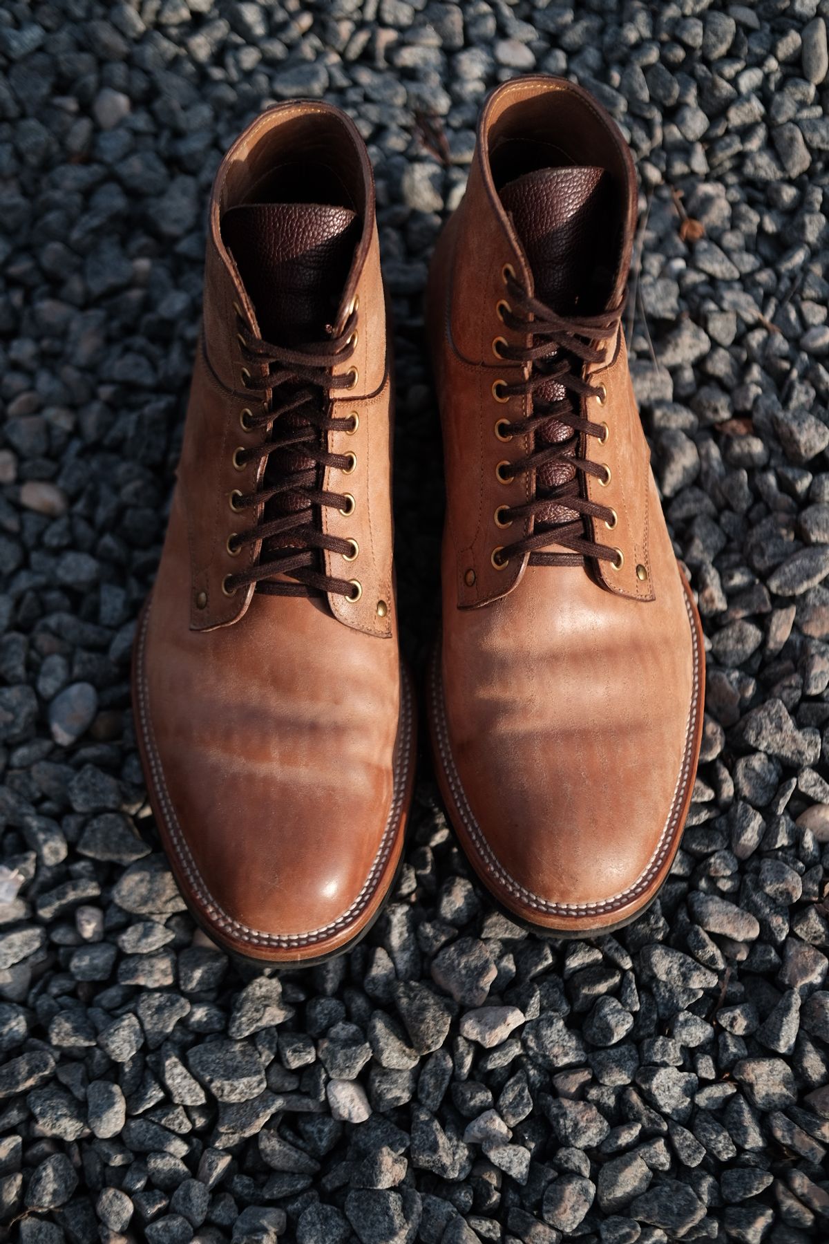 Photo by tichoblanco on March 4, 2024 of the Iron Boots x Østmo Type 1 in Maryam Natural Reverse Horsebutt.