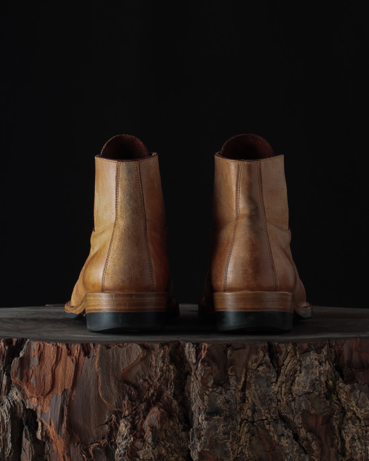 Photo by tichoblanco on April 4, 2024 of the Iron Boots x Østmo Type 1 in Maryam Natural Reverse Horsebutt.
