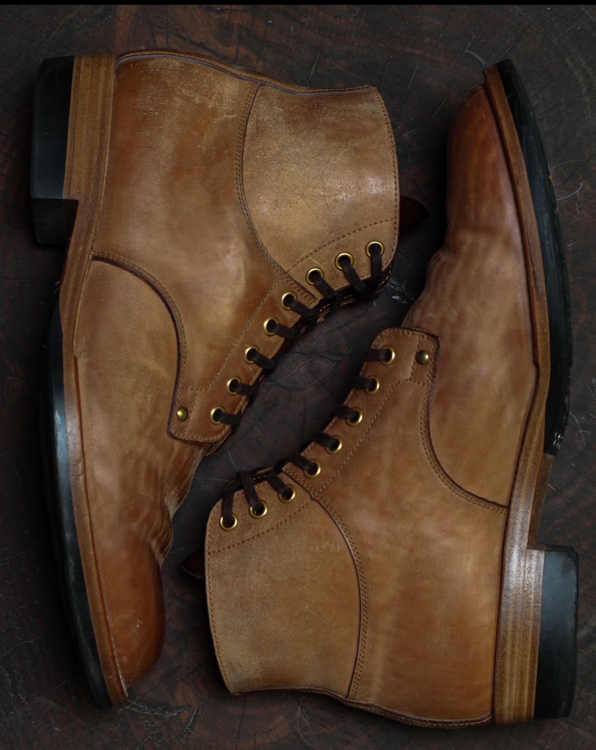Photo by tichoblanco on April 4, 2024 of the Iron Boots x Østmo Type 1 in Maryam Natural Reverse Horsebutt.