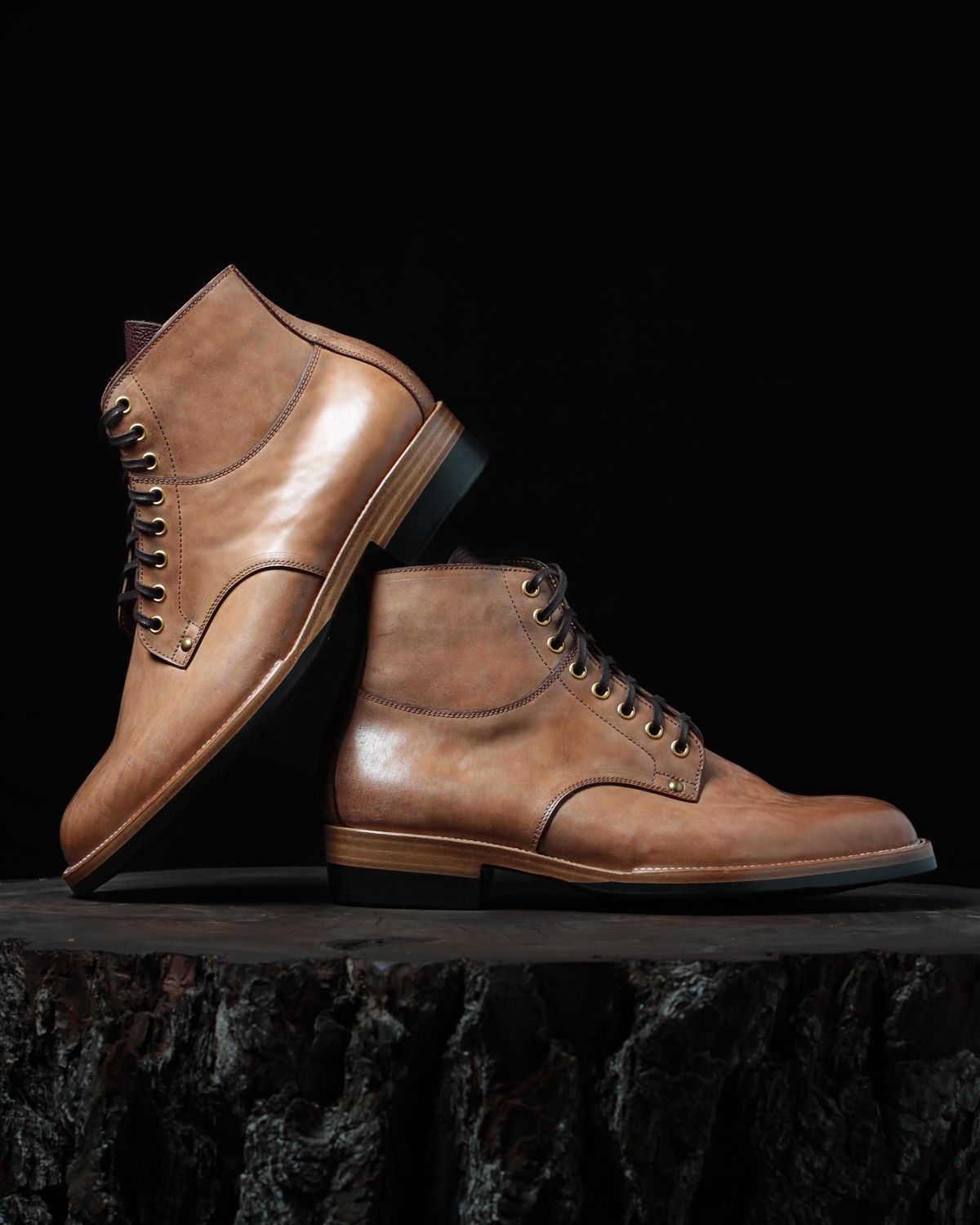 Photo by tichoblanco on October 3, 2023 of the Iron Boots x Østmo Type 1 in Maryam Natural Reverse Horsebutt.