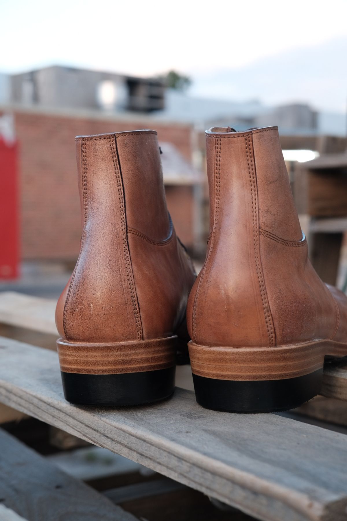 Photo by tichoblanco on October 3, 2023 of the Iron Boots x Østmo Type 1 in Maryam Natural Reverse Horsebutt.