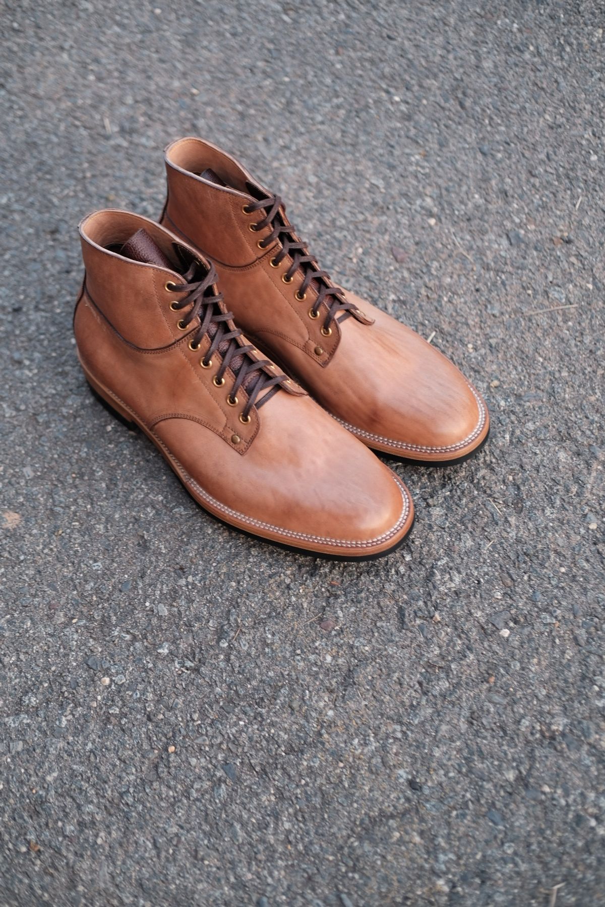 Photo by tichoblanco on October 3, 2023 of the Iron Boots x Østmo Type 1 in Maryam Natural Reverse Horsebutt.