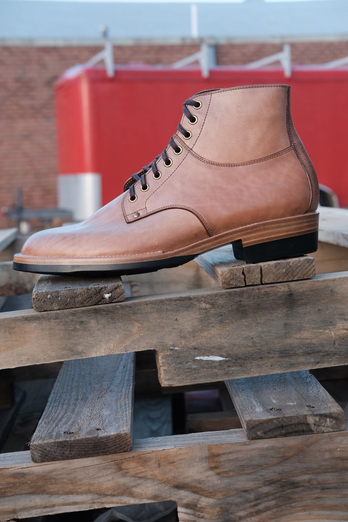 Photo by tichoblanco on October 3, 2023 of the Iron Boots x Østmo Type 1 in Maryam Natural Reverse Horsebutt.