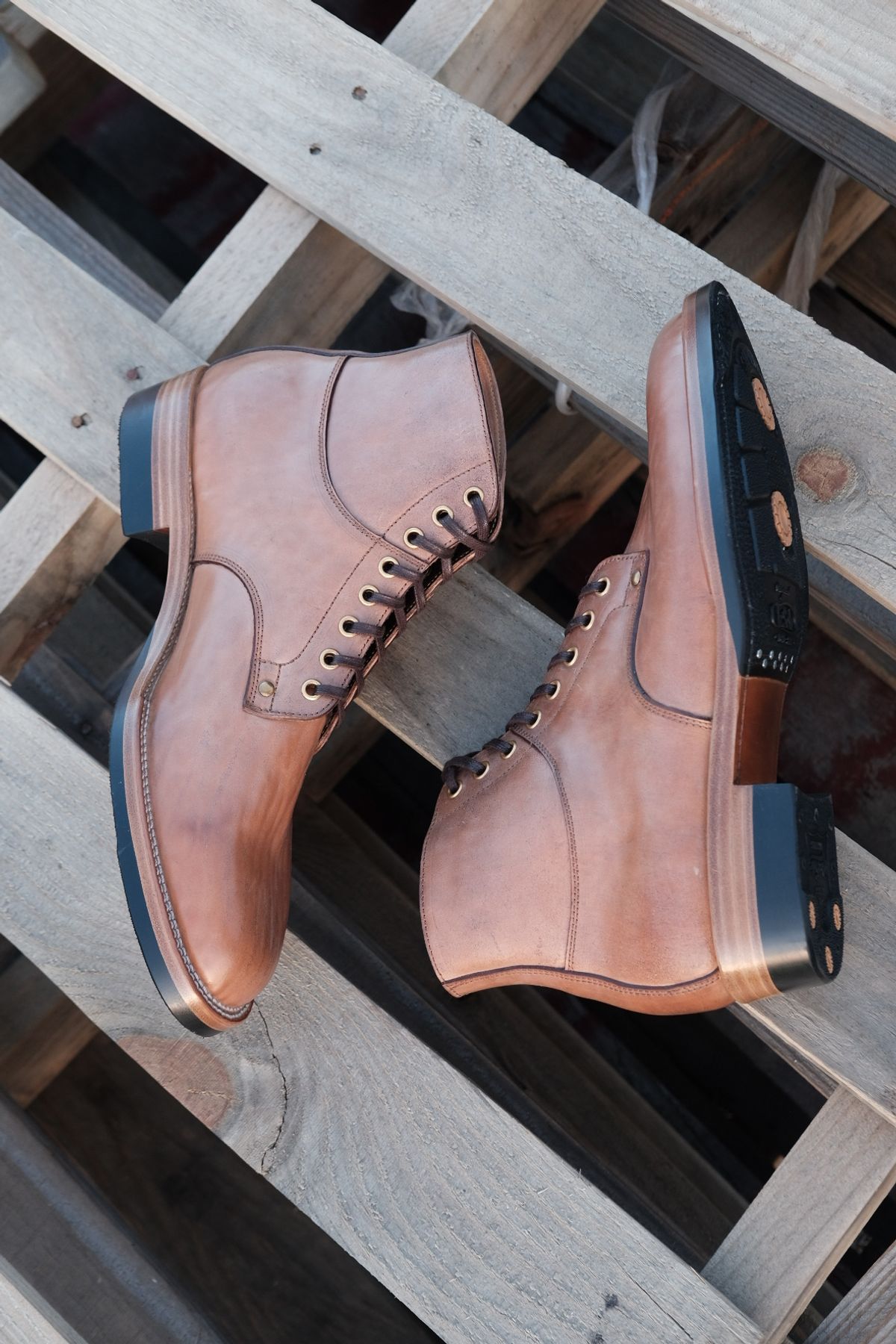 Photo by tichoblanco on October 3, 2023 of the Iron Boots x Østmo Type 1 in Maryam Natural Reverse Horsebutt.
