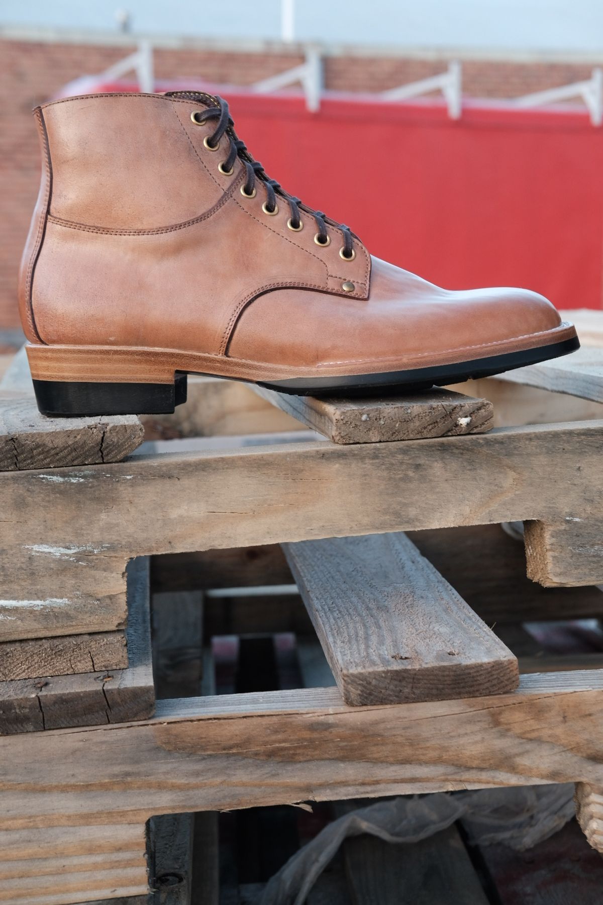 Photo by tichoblanco on October 3, 2023 of the Iron Boots x Østmo Type 1 in Maryam Natural Reverse Horsebutt.