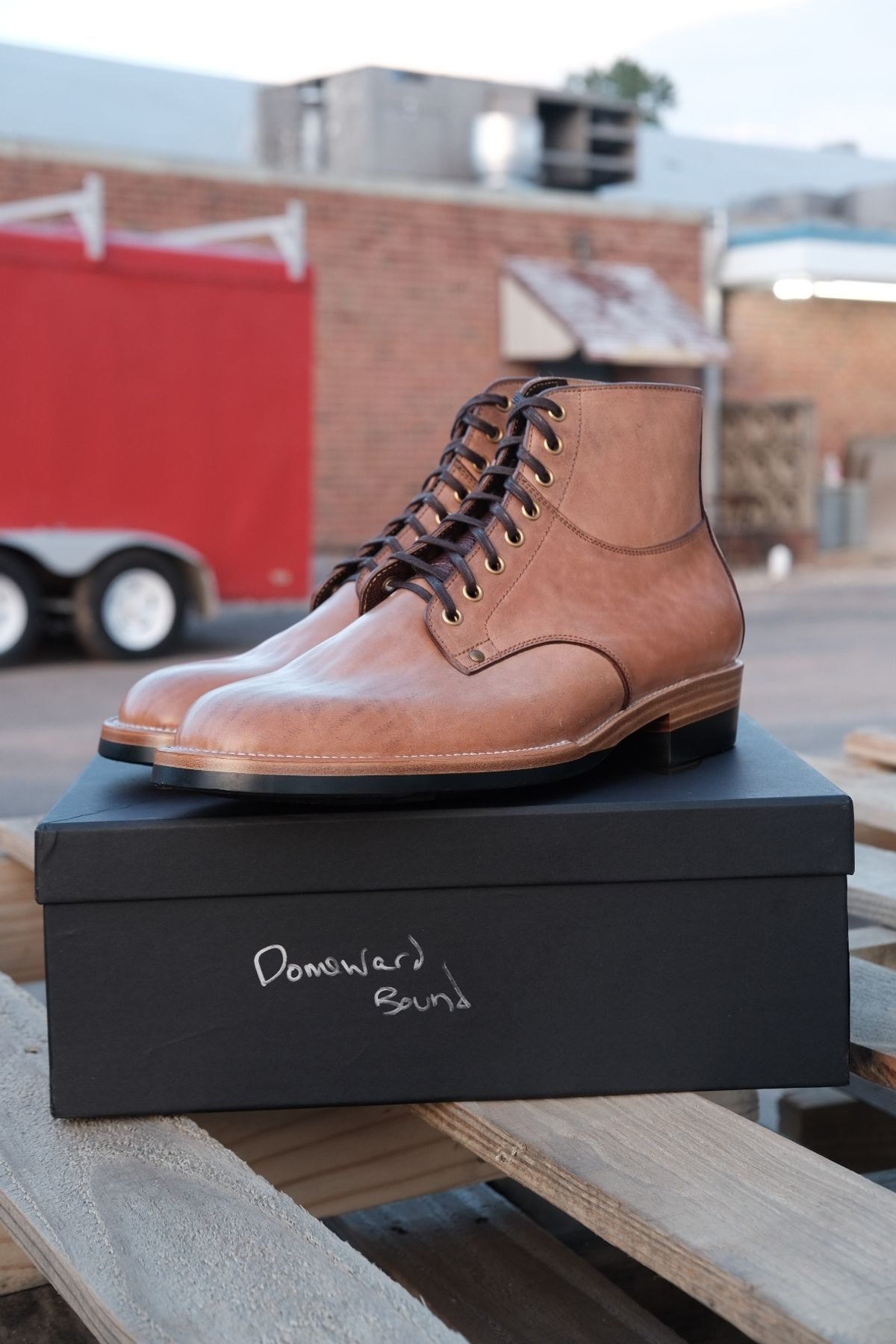 Photo by tichoblanco on October 3, 2023 of the Iron Boots x Østmo Type 1 in Maryam Natural Reverse Horsebutt.