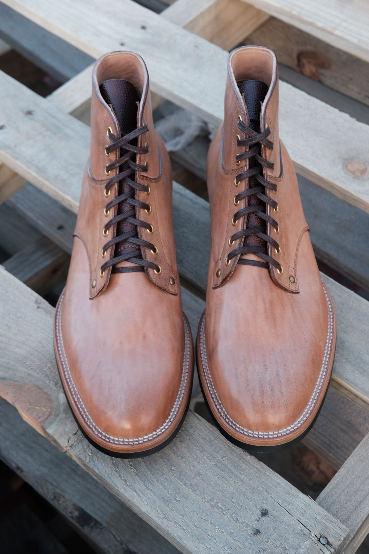 Photo by tichoblanco on October 3, 2023 of the Iron Boots x Østmo Type 1 in Maryam Natural Reverse Horsebutt.