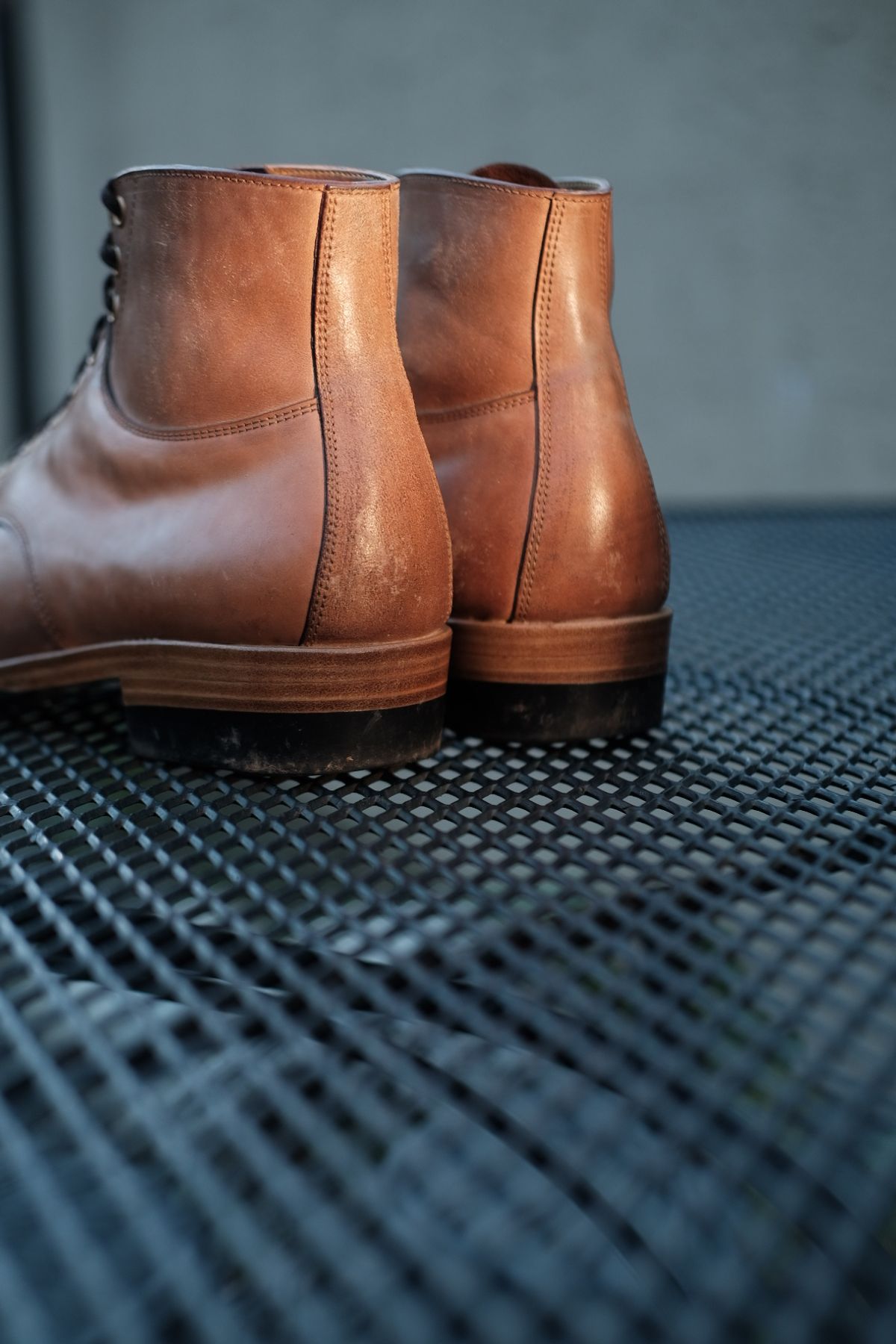 Photo by tichoblanco on November 1, 2023 of the Iron Boots x Østmo Type 1 in Maryam Natural Reverse Horsebutt.