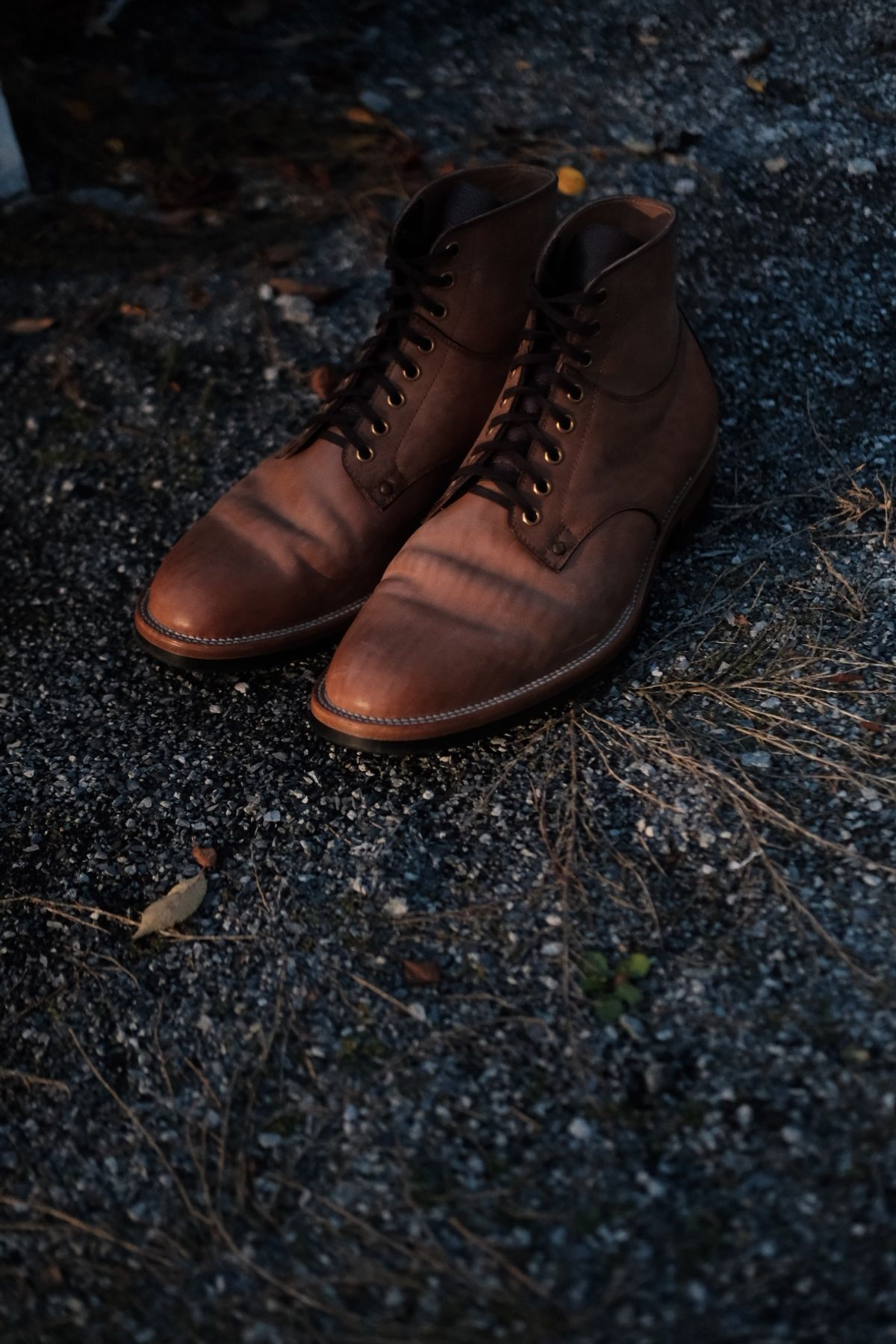 Photo by tichoblanco on November 1, 2023 of the Iron Boots x Østmo Type 1 in Maryam Natural Reverse Horsebutt.