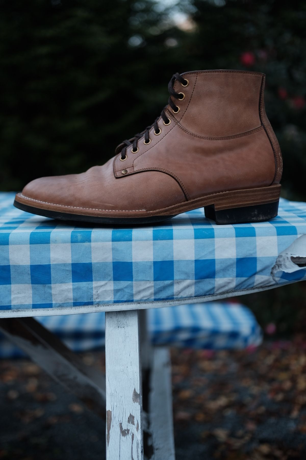 Photo by tichoblanco on November 1, 2023 of the Iron Boots x Østmo Type 1 in Maryam Natural Reverse Horsebutt.