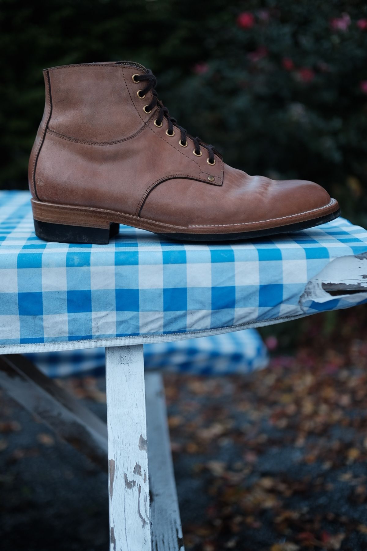 Photo by tichoblanco on November 1, 2023 of the Iron Boots x Østmo Type 1 in Maryam Natural Reverse Horsebutt.
