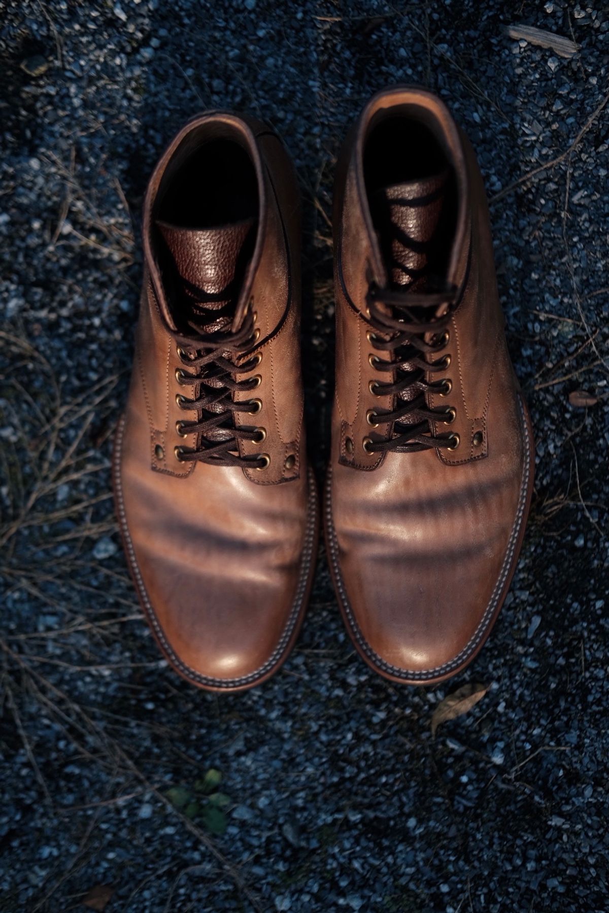 Photo by tichoblanco on November 1, 2023 of the Iron Boots x Østmo Type 1 in Maryam Natural Reverse Horsebutt.