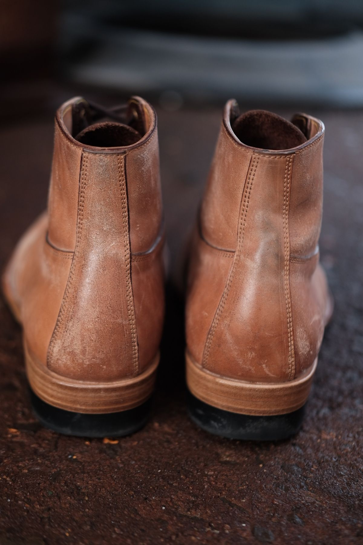 Photo by tichoblanco on December 4, 2023 of the Iron Boots x Østmo Type 1 in Maryam Natural Reverse Horsebutt.