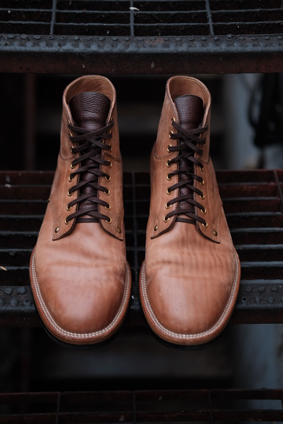 Photo by tichoblanco on December 4, 2023 of the Iron Boots x Østmo Type 1 in Maryam Natural Reverse Horsebutt.