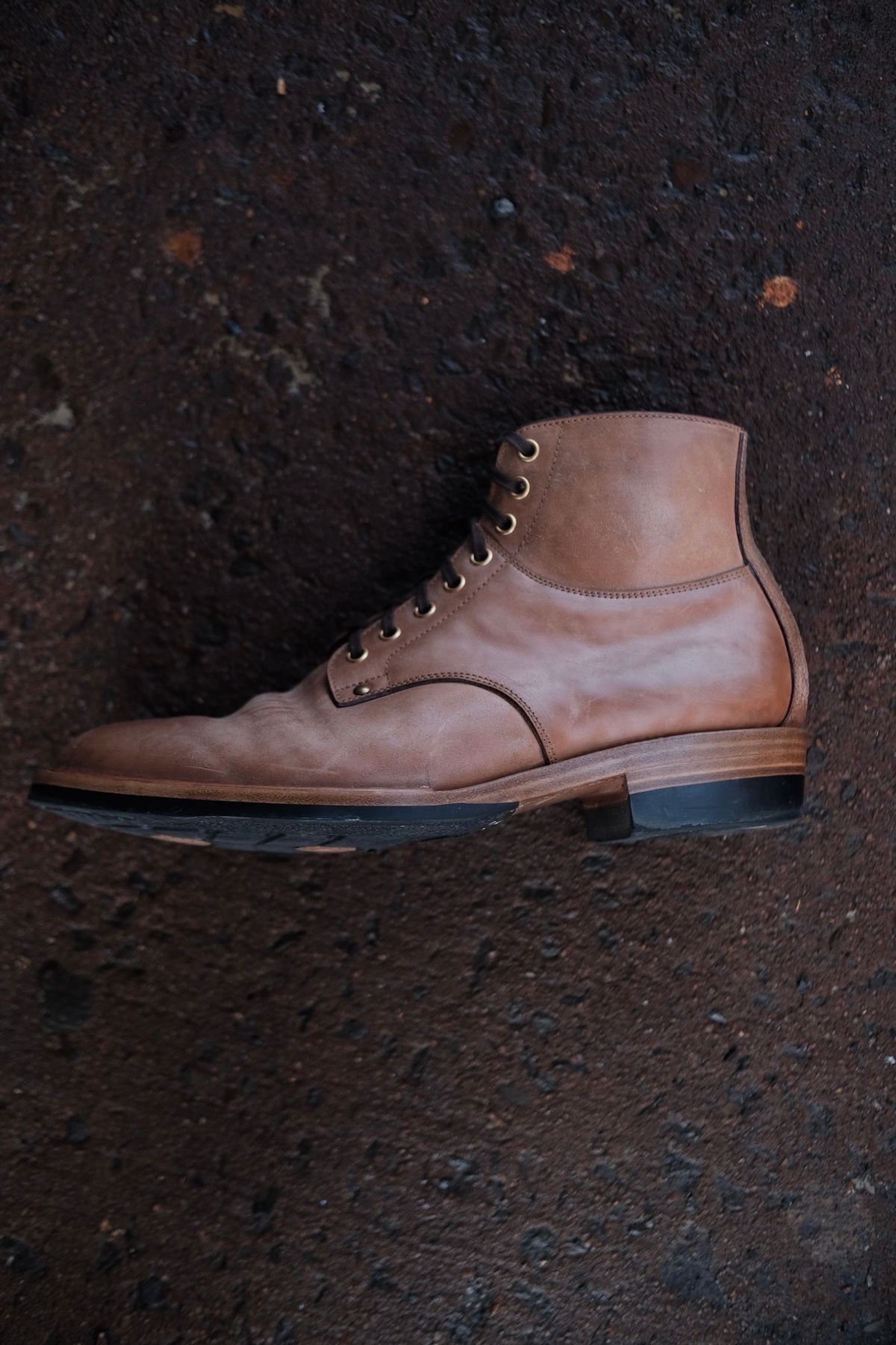 Photo by tichoblanco on December 4, 2023 of the Iron Boots x Østmo Type 1 in Maryam Natural Horsebutt Roughout.