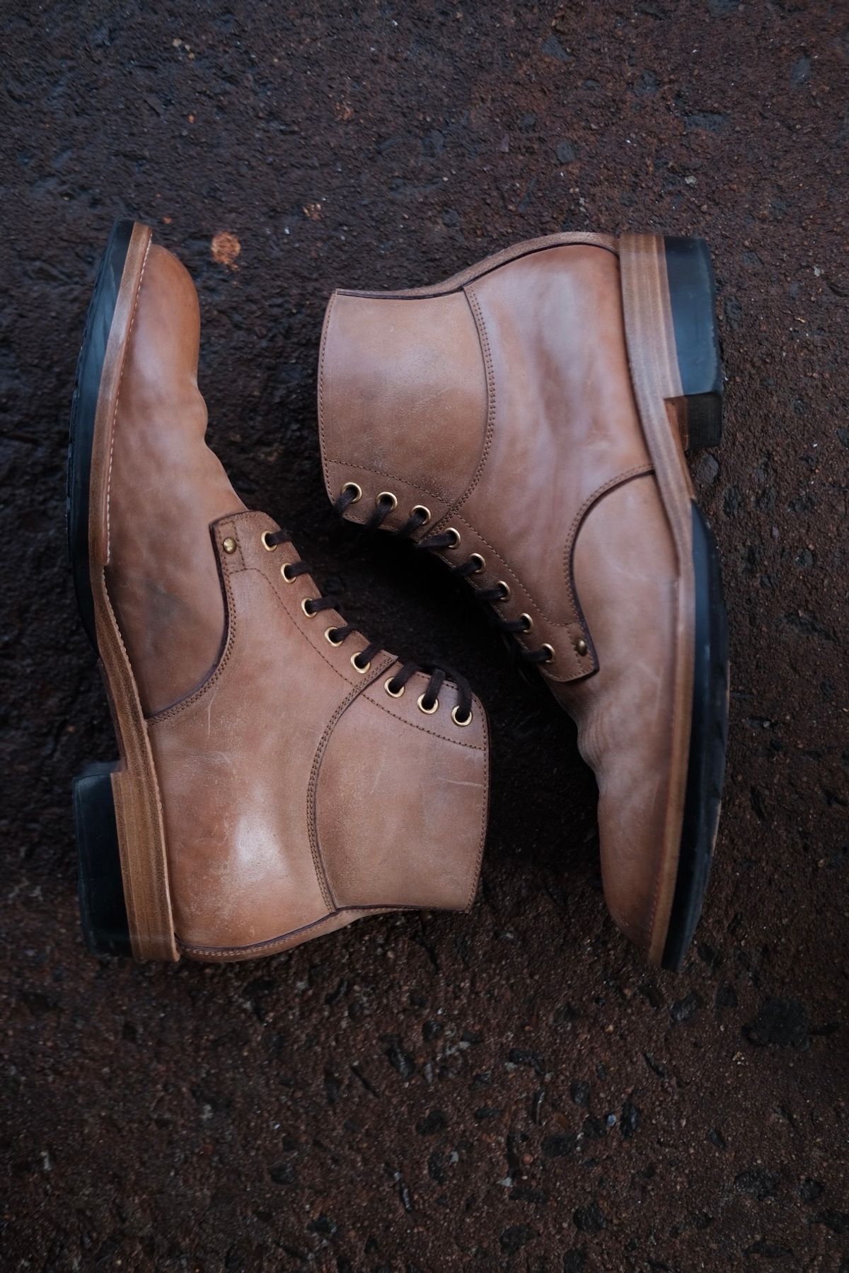 Photo by tichoblanco on December 4, 2023 of the Iron Boots x Østmo Type 1 in Maryam Natural Reverse Horsebutt.