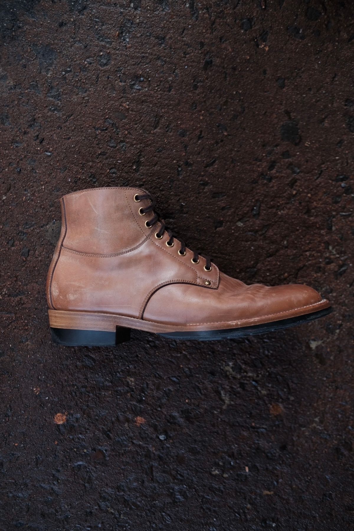 Photo by tichoblanco on December 4, 2023 of the Iron Boots x Østmo Type 1 in Maryam Natural Reverse Horsebutt.