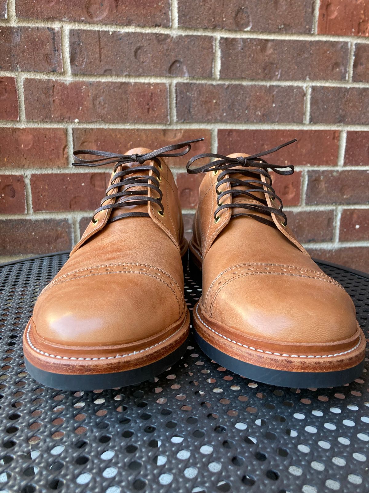 Photo by vibergjunkie01 on October 1, 2022 of the Oak Street Bootmakers Trench Oxford in Maryam Natural Horsebutt.