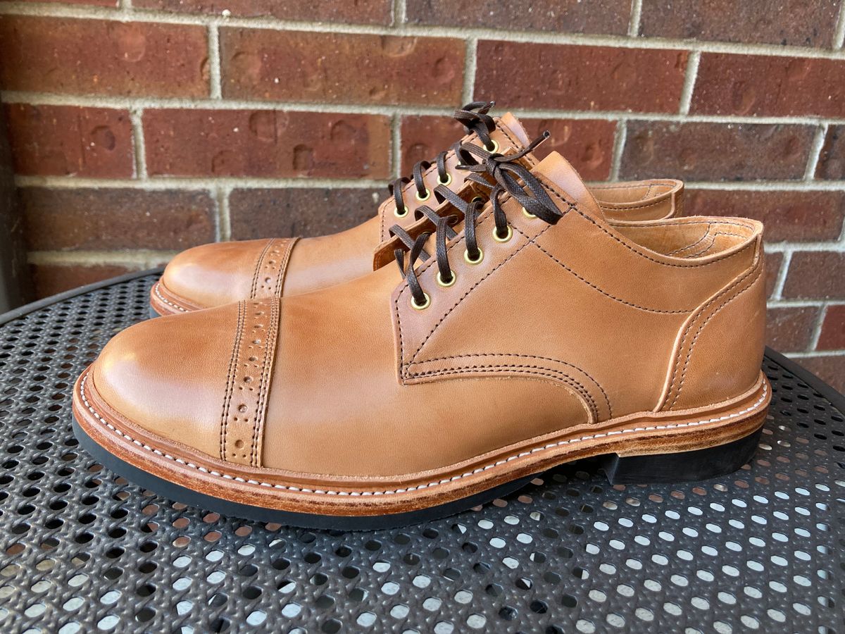 Photo by vibergjunkie01 on October 1, 2022 of the Oak Street Bootmakers Trench Oxford in Maryam Natural Horsebutt.