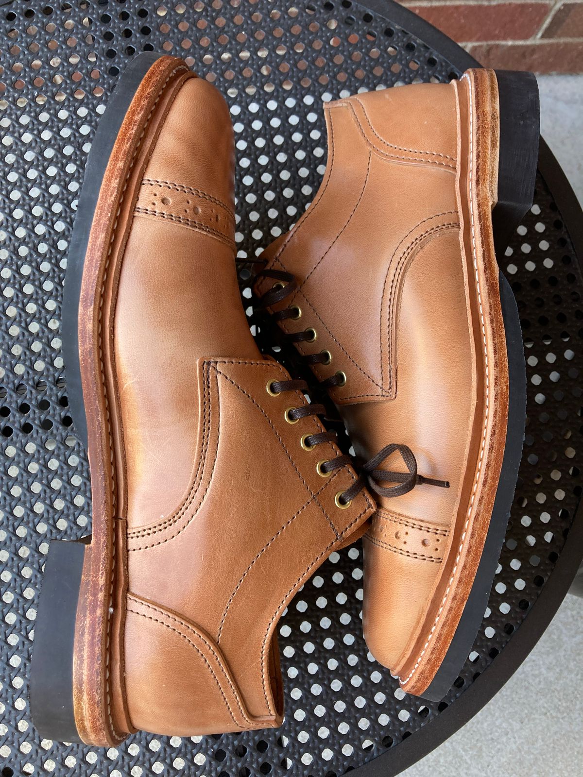 Photo by vibergjunkie01 on October 1, 2022 of the Oak Street Bootmakers Trench Oxford in Maryam Natural Horsebutt.