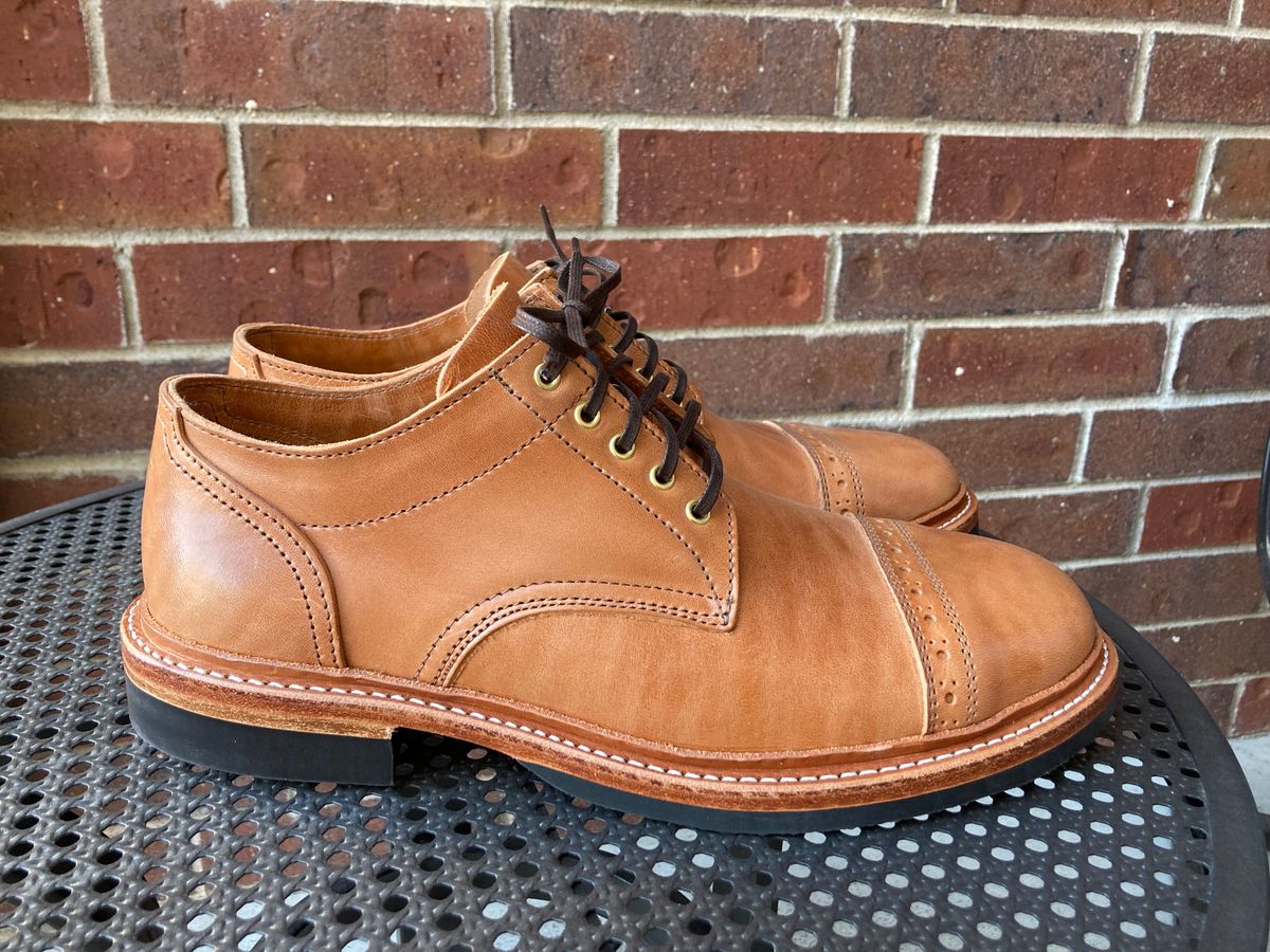 Photo by vibergjunkie01 on October 1, 2022 of the Oak Street Bootmakers Trench Oxford in Maryam Natural Horsebutt.