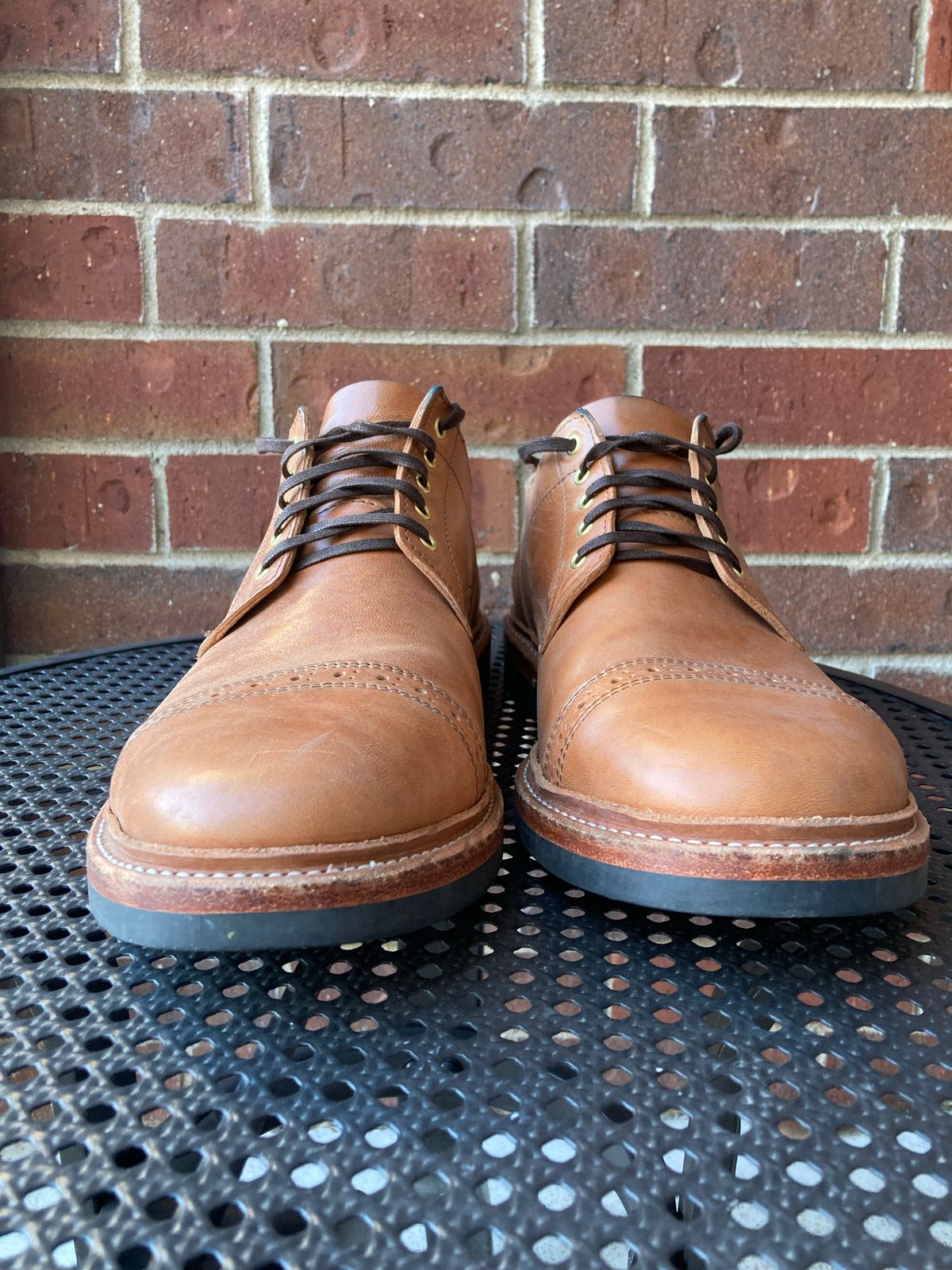 Photo by vibergjunkie01 on November 5, 2022 of the Oak Street Bootmakers Trench Oxford in Maryam Natural Horsebutt.