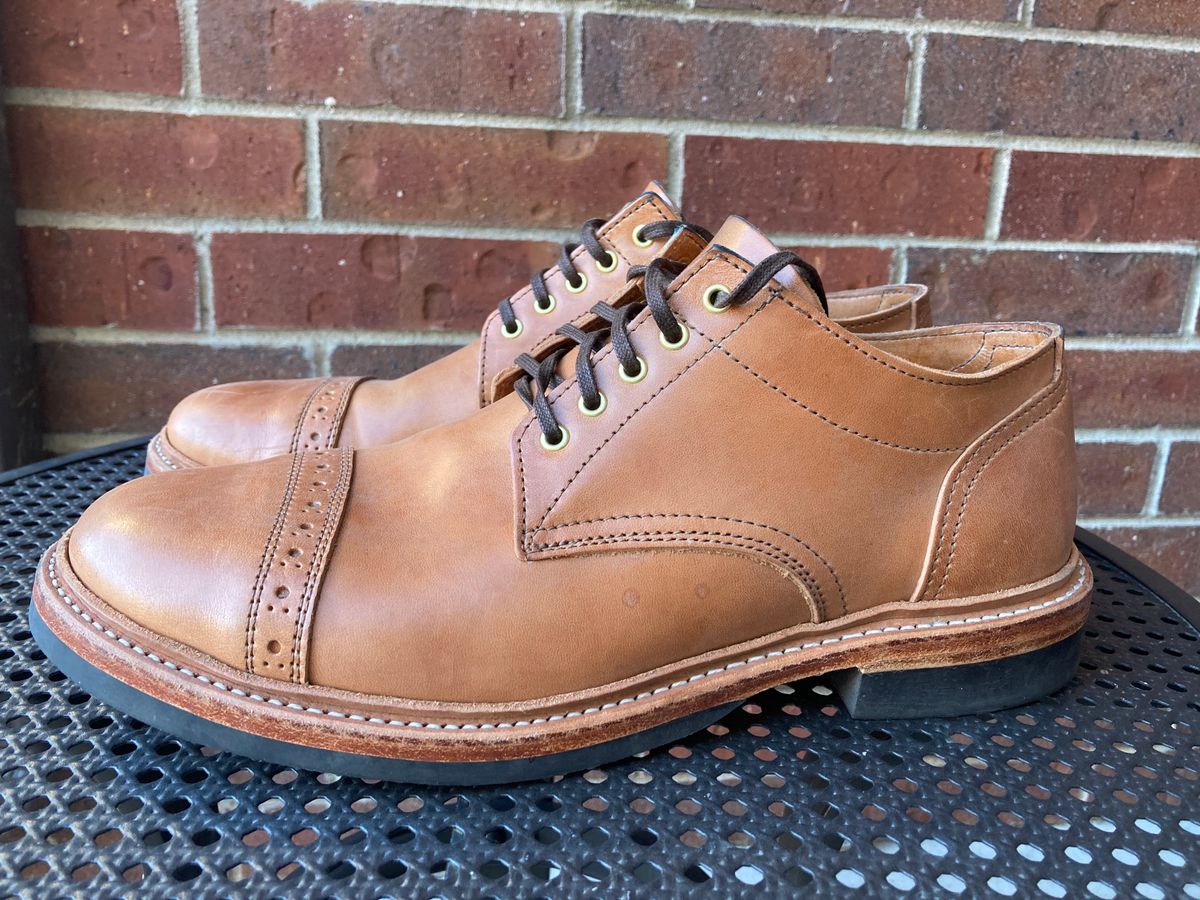 Photo by vibergjunkie01 on November 5, 2022 of the Oak Street Bootmakers Trench Oxford in Maryam Natural Horsebutt.