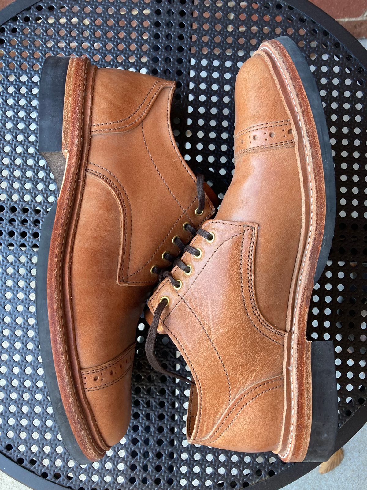 Photo by vibergjunkie01 on November 5, 2022 of the Oak Street Bootmakers Trench Oxford in Maryam Natural Horsebutt.