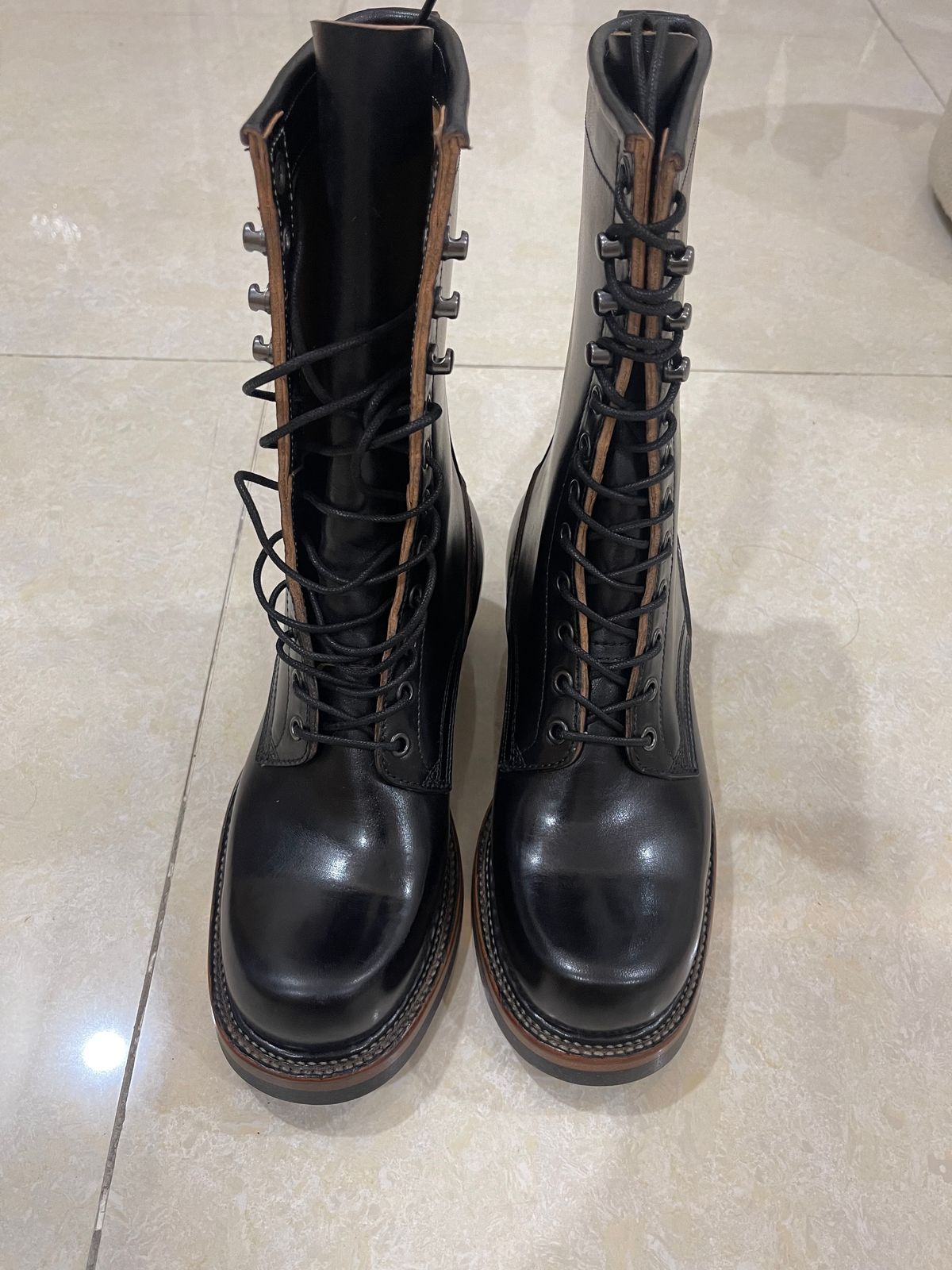 Photo by Vinh on November 2, 2023 of the Quan Shoemaker Unknown Model in Maryam Black Horsebutt.
