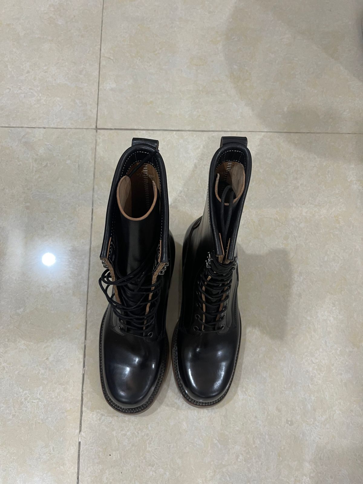 Photo by Vinh on November 2, 2023 of the Quan Shoemaker Unknown Model in Maryam Black Horsebutt.