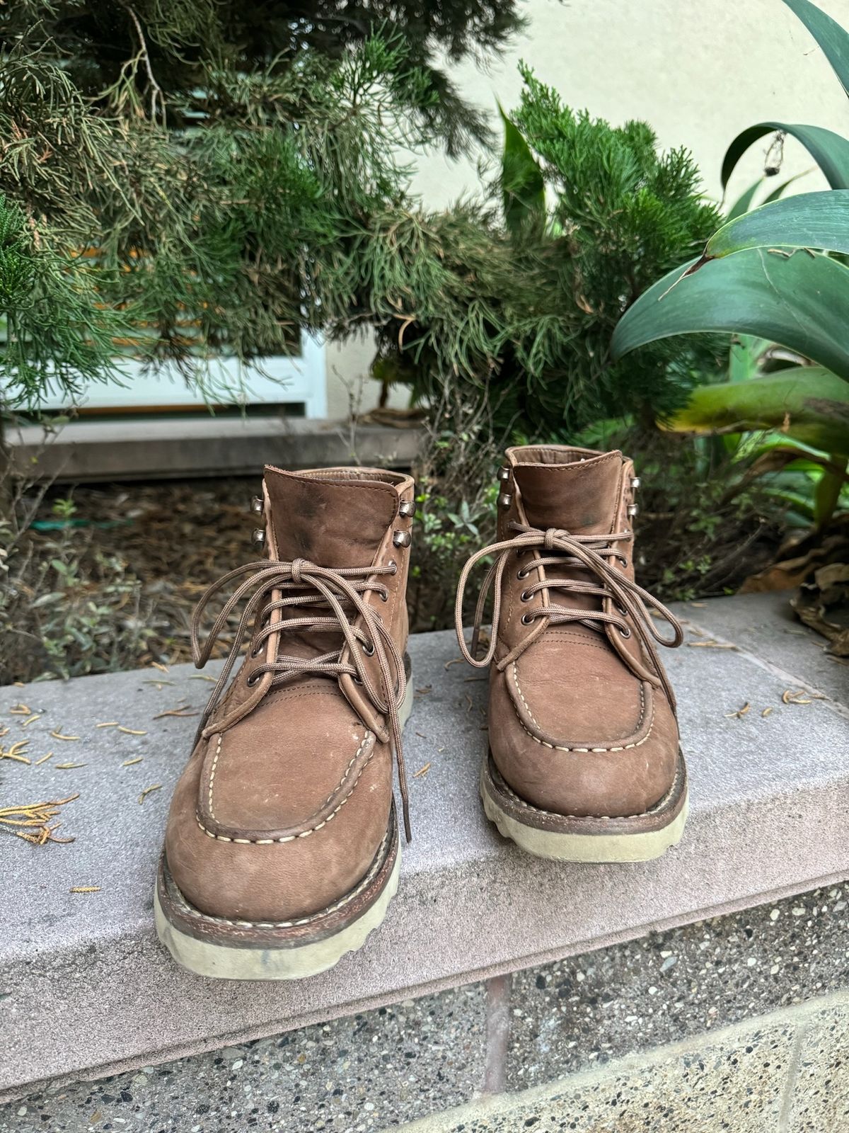 Photo by jarmul22 on January 5, 2024 of the Thursday Diplomat in Pebble WeatherSafe Nubuck.