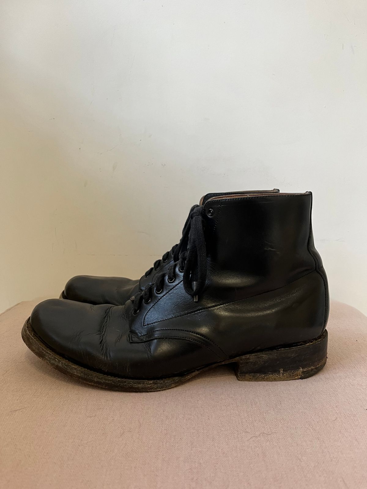 Photo by neon.runoff2 on January 3, 2024 of the Yuketen Alan in Calf.