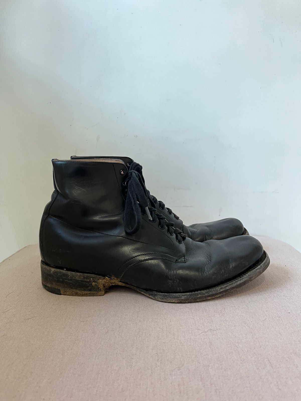 Photo by neon.runoff2 on January 3, 2024 of the Yuketen Alan in Calf.