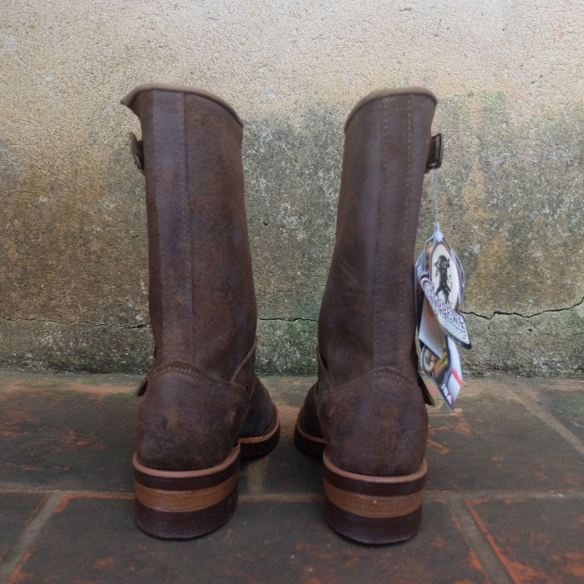 Photo by hanho on October 5, 2023 of the Chippewa 11" Engineer Boot in brown rough out.