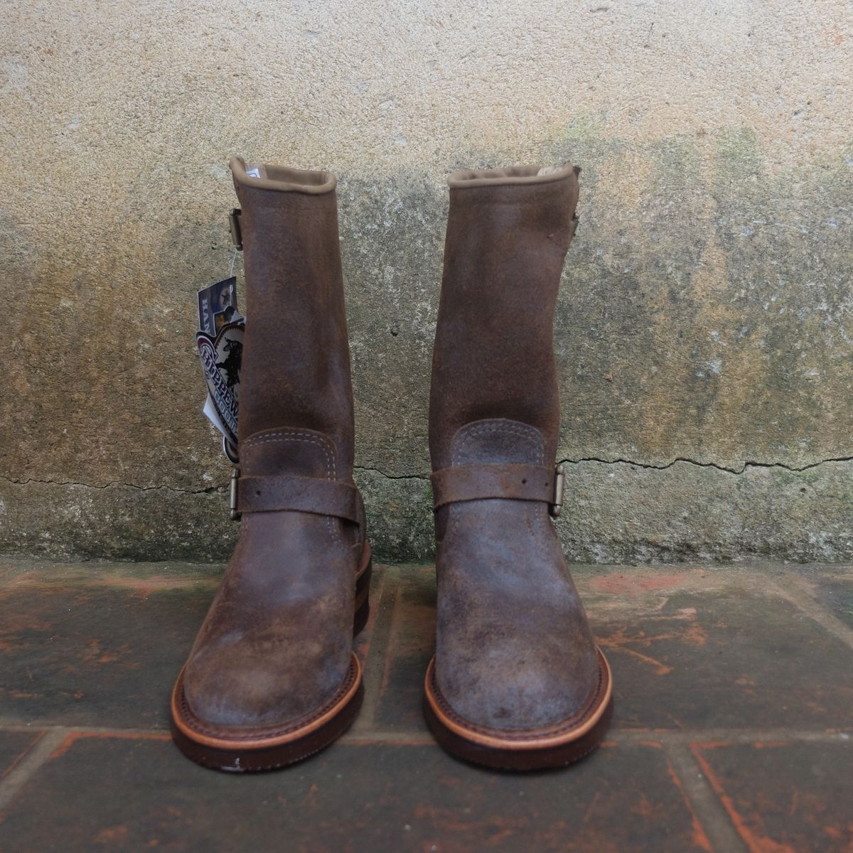 Photo by hanho on October 5, 2023 of the Chippewa 11" Engineer Boot in brown rough out.