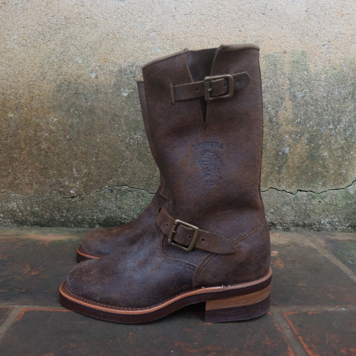 Photo by hanho on October 5, 2023 of the Chippewa 11" Engineer Boot in brown rough out.