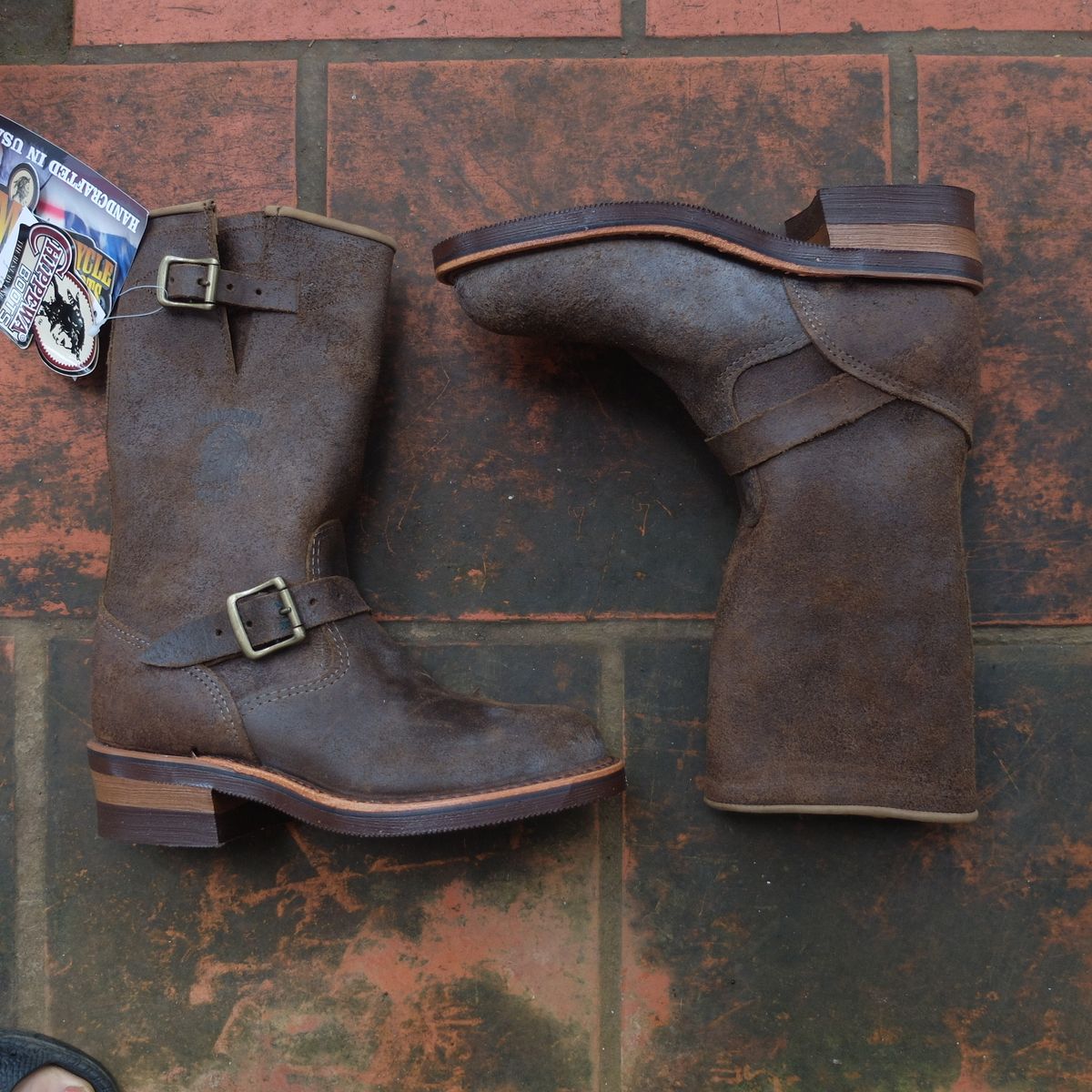 Photo by hanho on October 5, 2023 of the Chippewa 11" Engineer Boot in brown rough out.